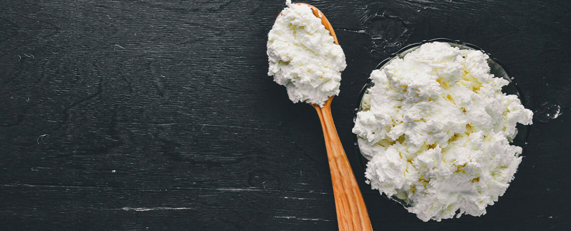 Come fare la crema di feta: scopri la ricetta della salsa Tirokafteri