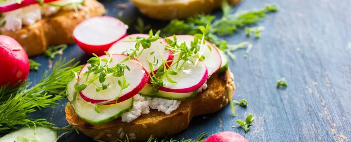 Antipasti vegetariani estivi: ricette facili e veloci con feta e yogurt greco
