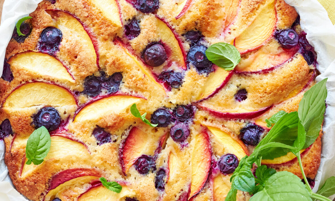 TORTA ALLE PESCHE E MIRTILLI CON YOGREKO BIO ZORBAS