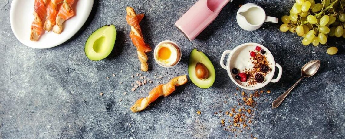 Yogurt greco: abbinamenti primaverili per pasti sani e gustosi