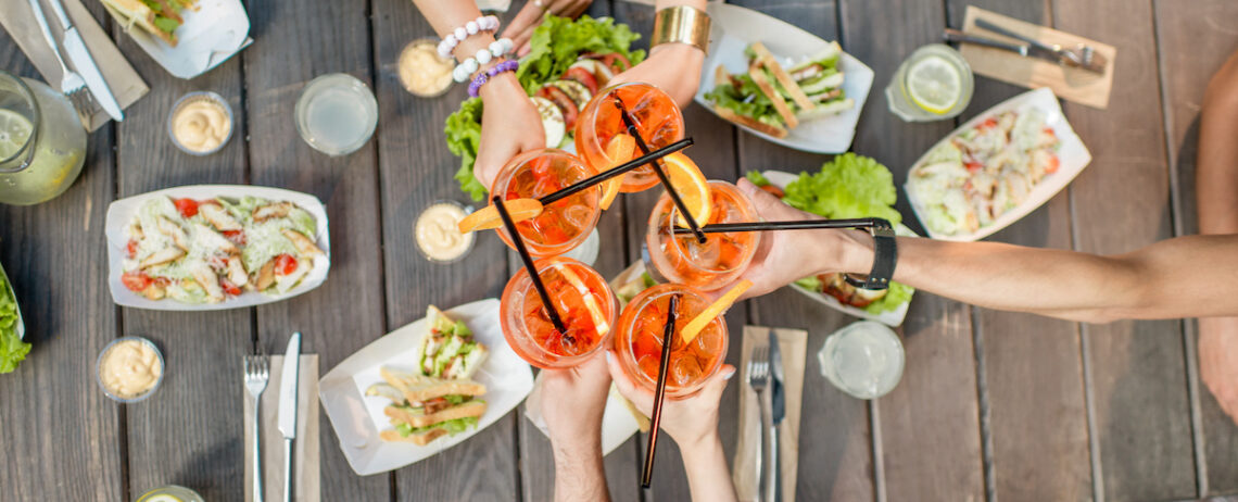 Aperitivo vegano: 5 idee facili e golose da condividere con gli amici