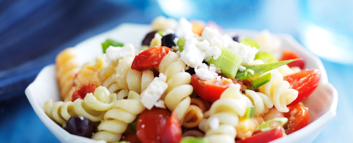 Condimenti per pasta fredda con feta e yogurt greco
