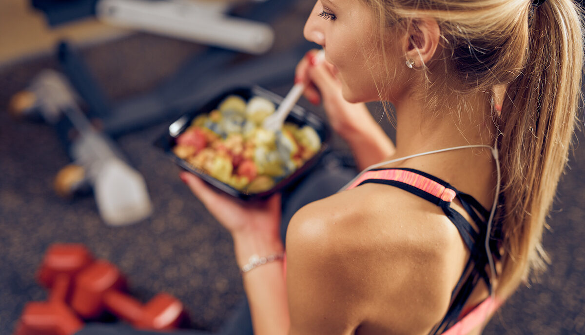Primi piatti proteici per sportivi: consigli con feta e yogurt greco