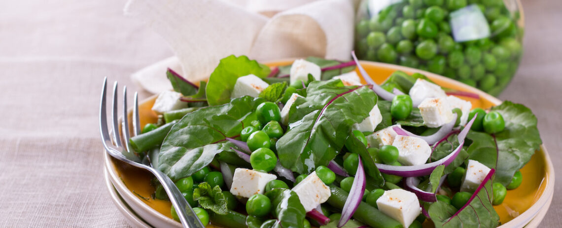 Le verdure di maggio da abbinare a feta e yogurt greco: scopri i sapori della stagionalità