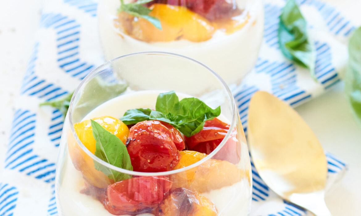 Bicchieri con cheesecake salata, datterini e yogurt greco