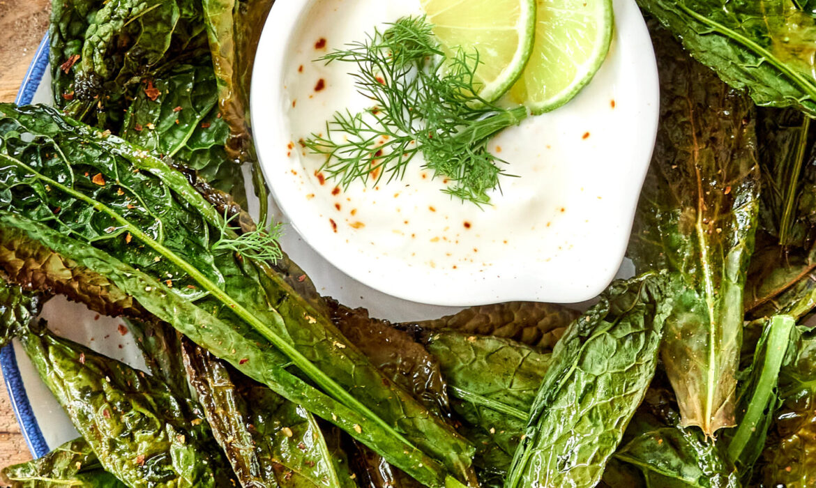 CHIPS DI CAVOLO NERO CON YOGURT GRECO ZORBAS