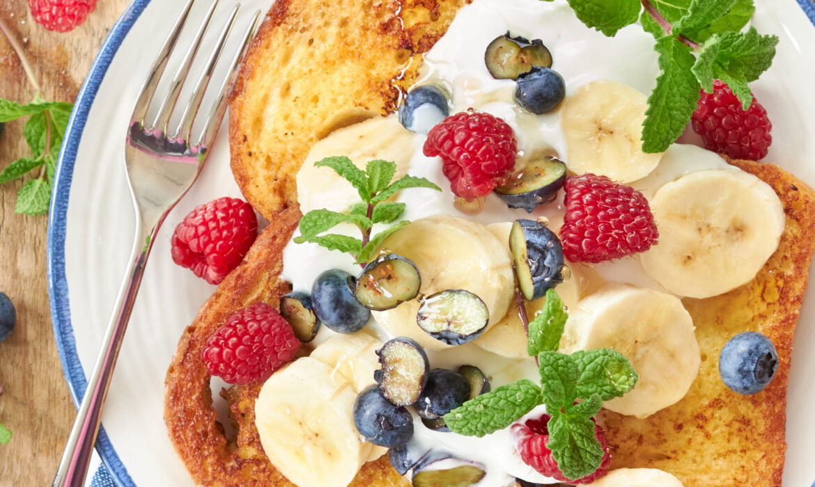 Pain perdu con yogurt greco, banana, miele e frutti rossi