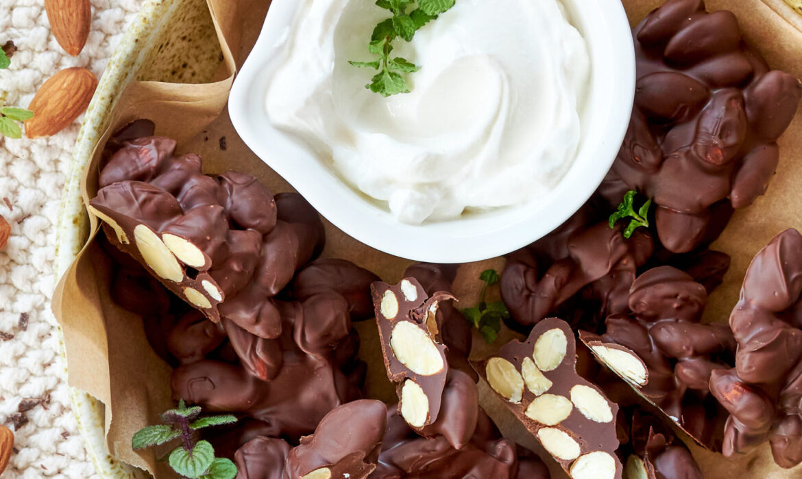 PEPITE DI MANDORLE E CIOCCOLATO CON yogurt greco Zorbas