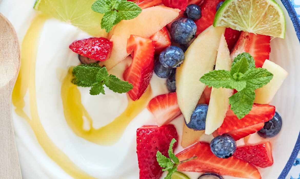 Yogurt greco Zorbas con macedonia di frutta fresca