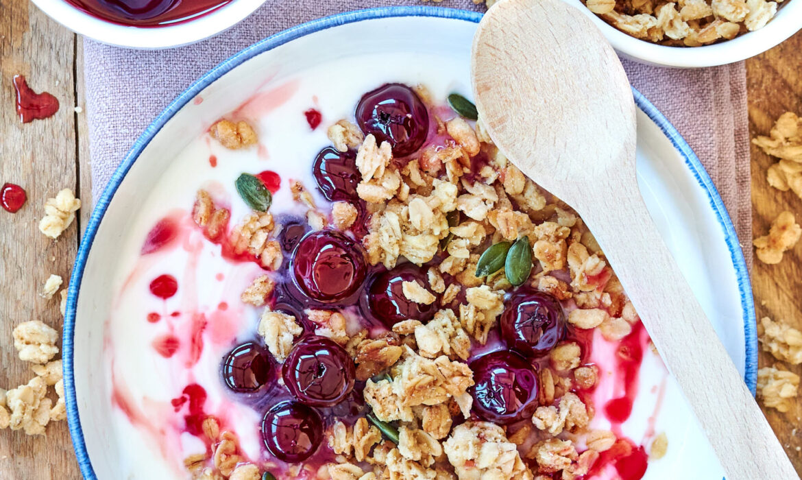 YOGURT GRECO CON AMARENE E GRANOLA