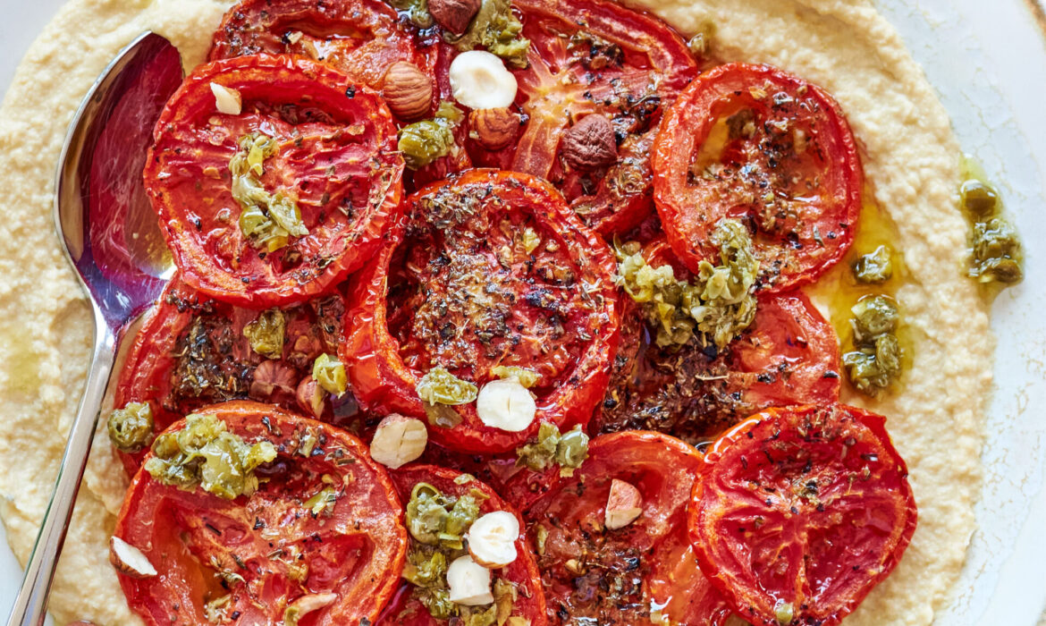 Hummus Zorbas con pomodori arrosto e trito di capperi e scorza di limone