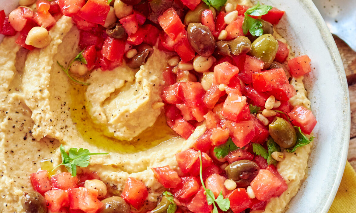 Hummus Zorbas con dadolata di pomodori e olive taggiasche