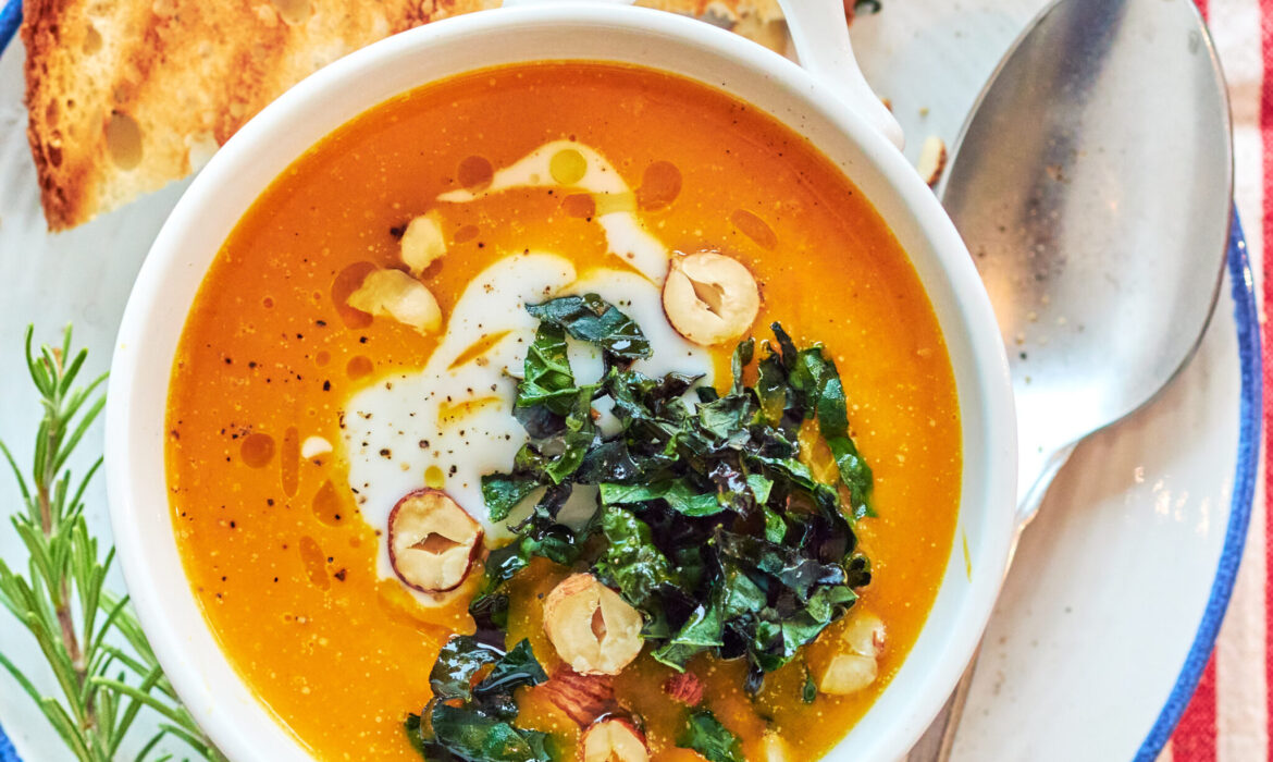 Vellutata di zucca e patate con cavolo nero e yogurt greco