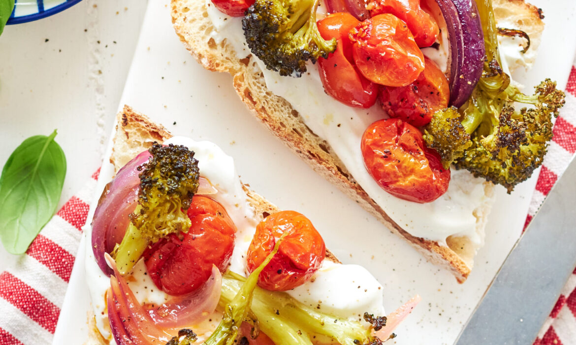 Bruschette con yogurt greco e verdure al forno