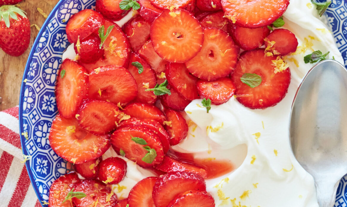 Dessert con yogurt greco Zorbas, fragole sciroppate e scorza di limone