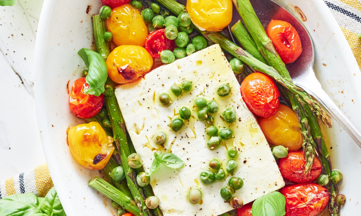 Feta al forno con datterini e asparagi