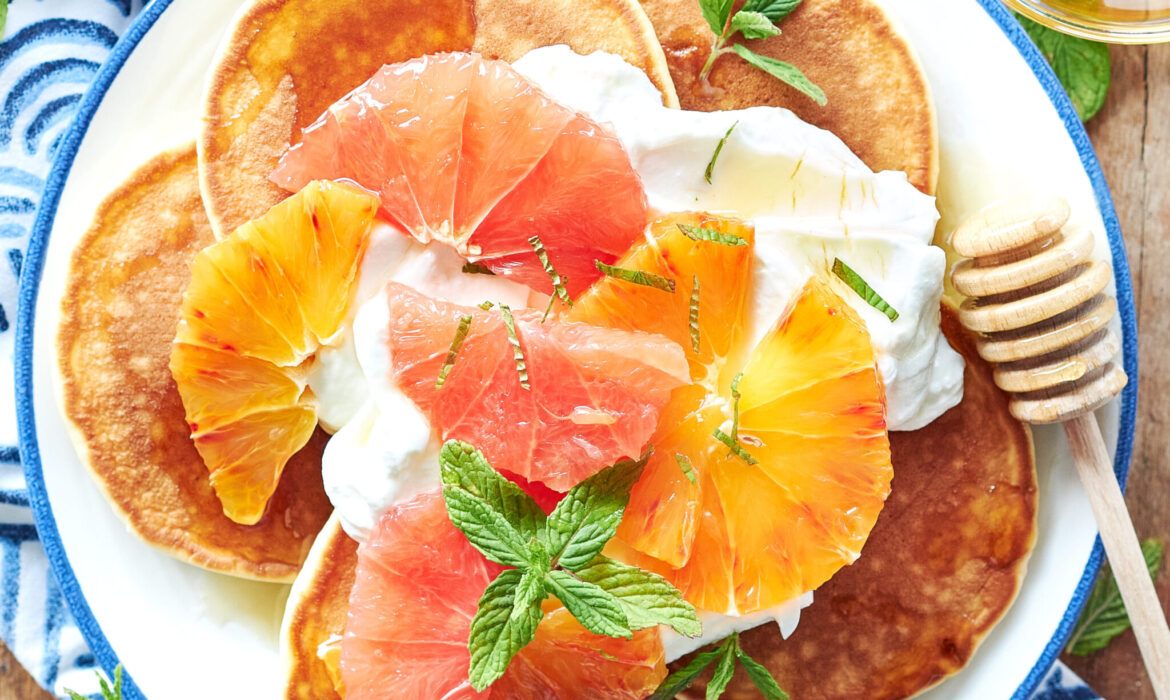 Pancakes con yogurt greco, agrumi e sciroppo d’acero