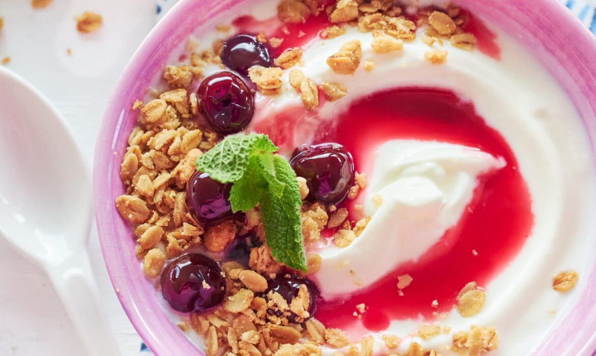 Yogurt greco con sciroppo di amarene, cocco e granola