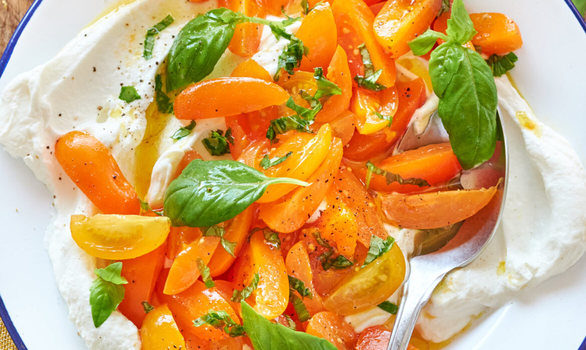 Insalata di datterini gialli e menta con crema di yogurt greco Zorbas