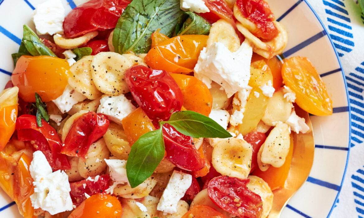 Orecchiette con datterini, basilico e Feta Zorbas