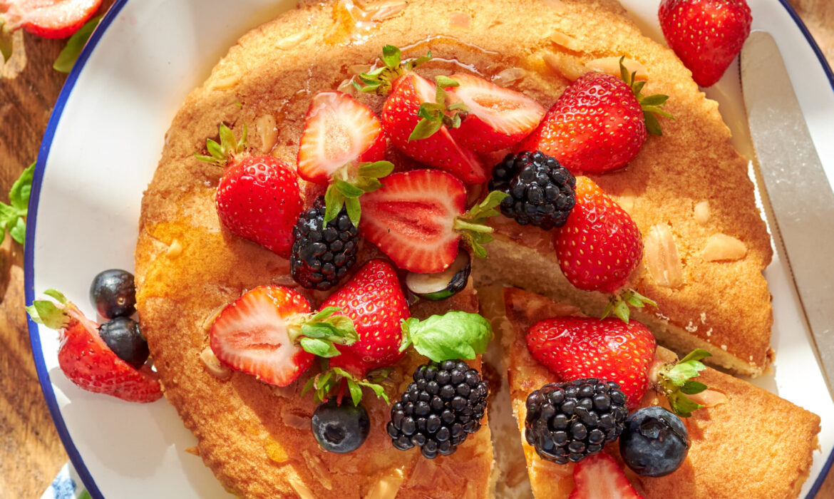 Torta soffice allo yogurt greco e mandorle con frutta fresca