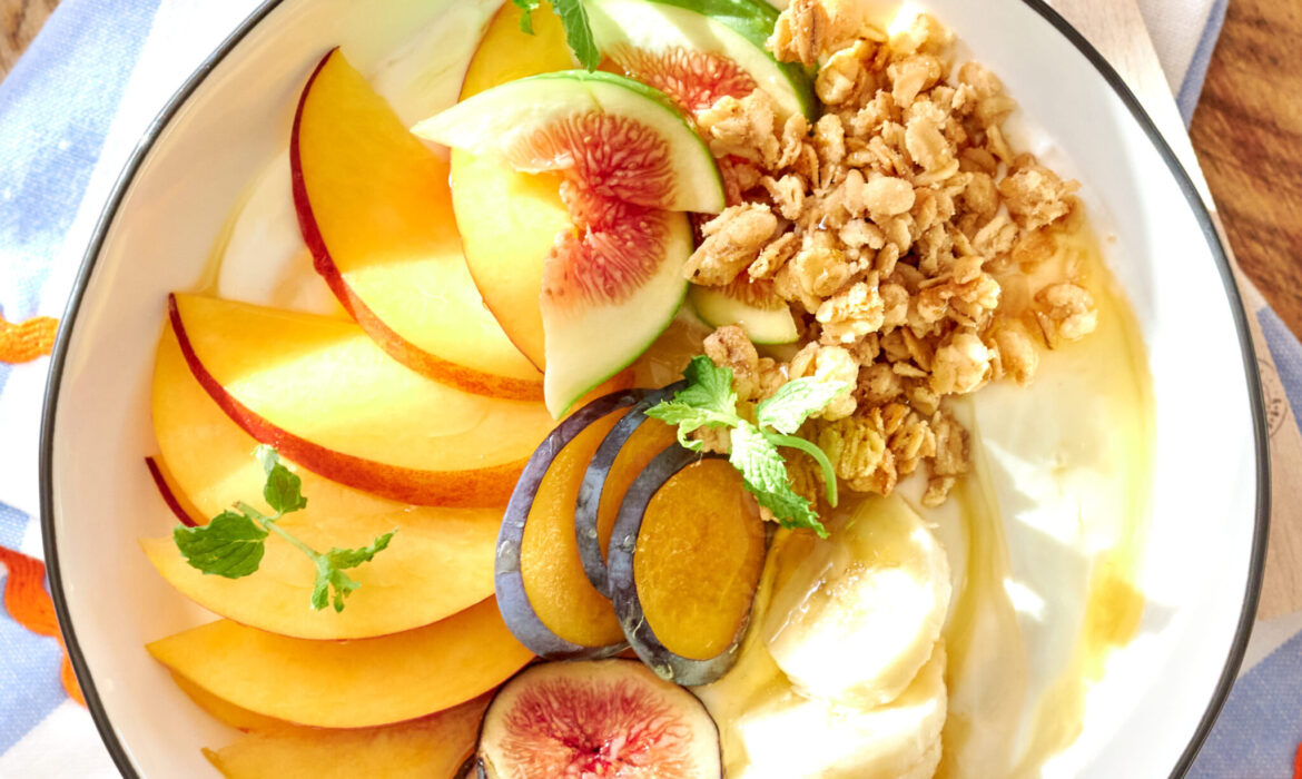 Bowl con yogurt greco e frutta di stagione