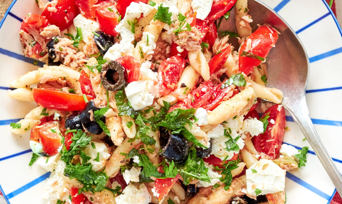 Strozzapreti con Feta Zorbas, tonno, olive e pomodorini