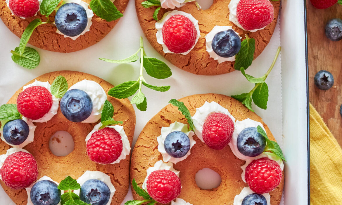 Bracciatelli con mousse allo yogurt greco e frutti di bosco