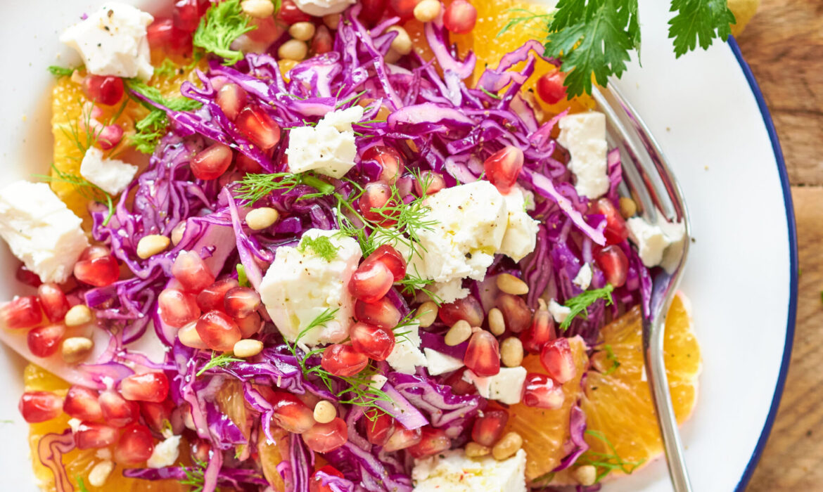 Insalata di cavolo cappuccio viola con verdure di stagione e Feta Zorbas
