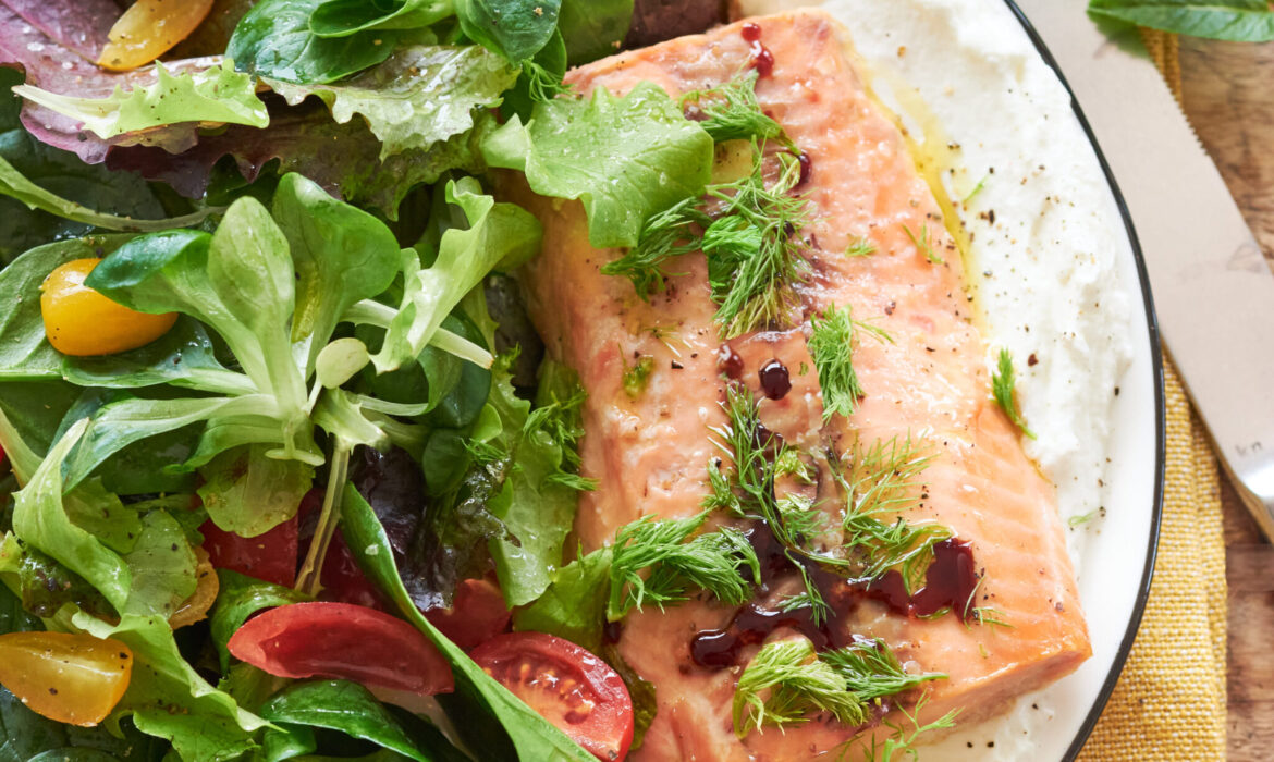 Salmone al forno su letto di Tzatziki con insalata fresca