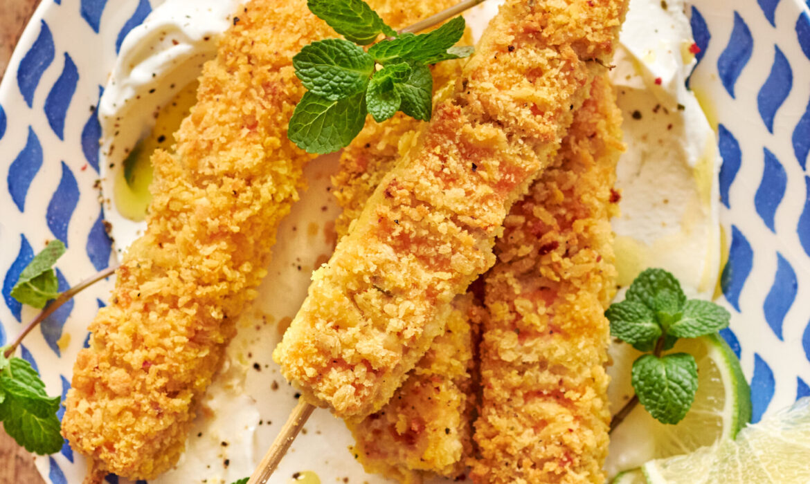 Spiedini con salmone e panko su letto di yogurt greco