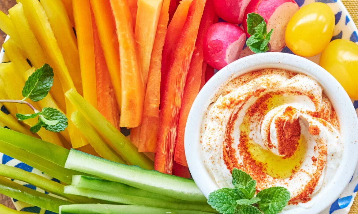 Aperitivo con verdure fresche e yogurt greco alla paprika