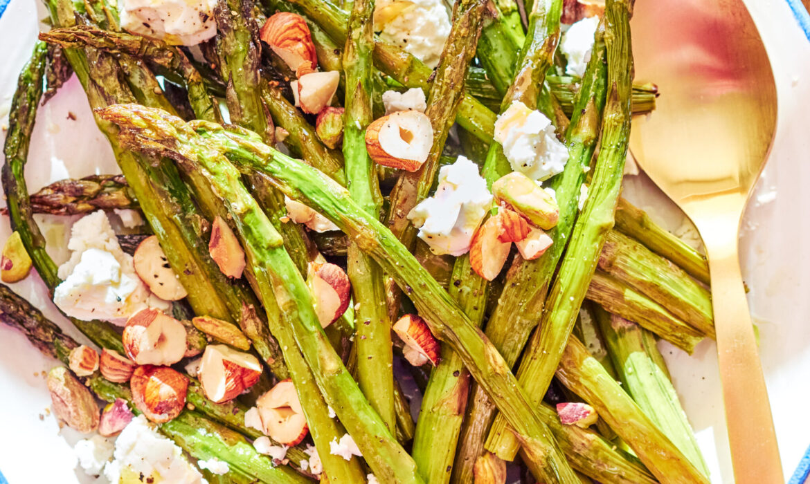 Asparagi croccanti al forno con Feta Zorbas e nocciole