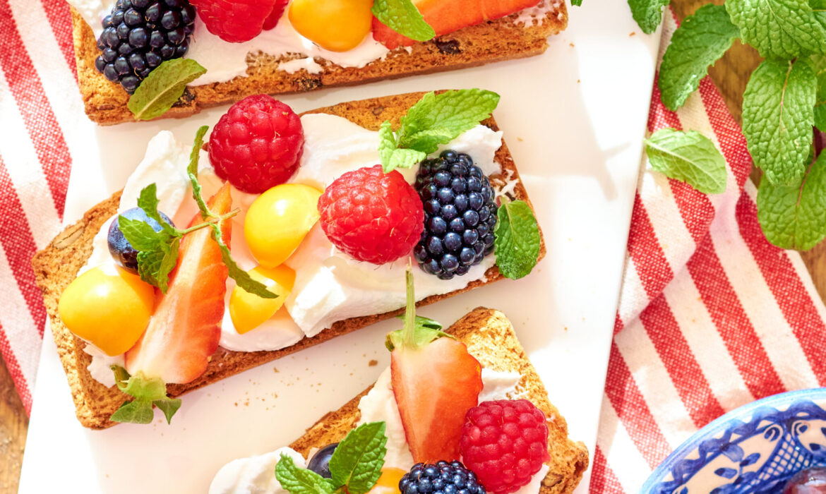 Bruschette dolci con yogurt greco e frutta