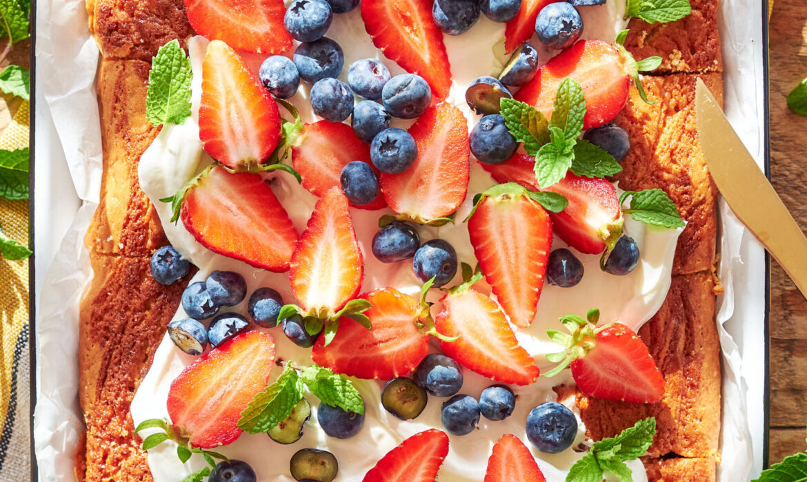 Ciambella con yogurt greco, amarene e frutta fresca
